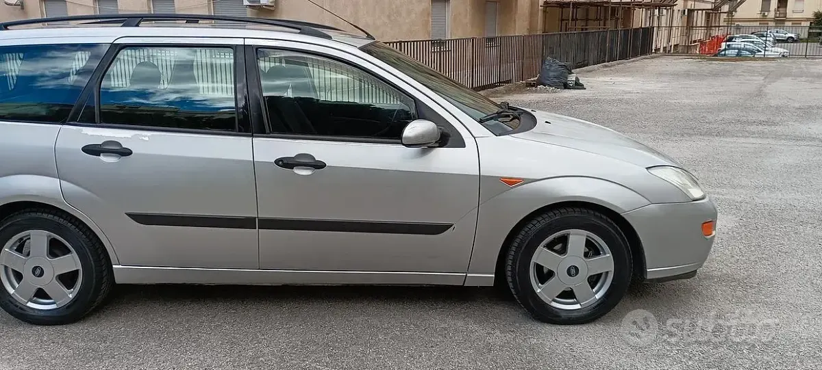 Usata Ford Focus 90 CV (66 kW) 2000 Grigio Station wagon