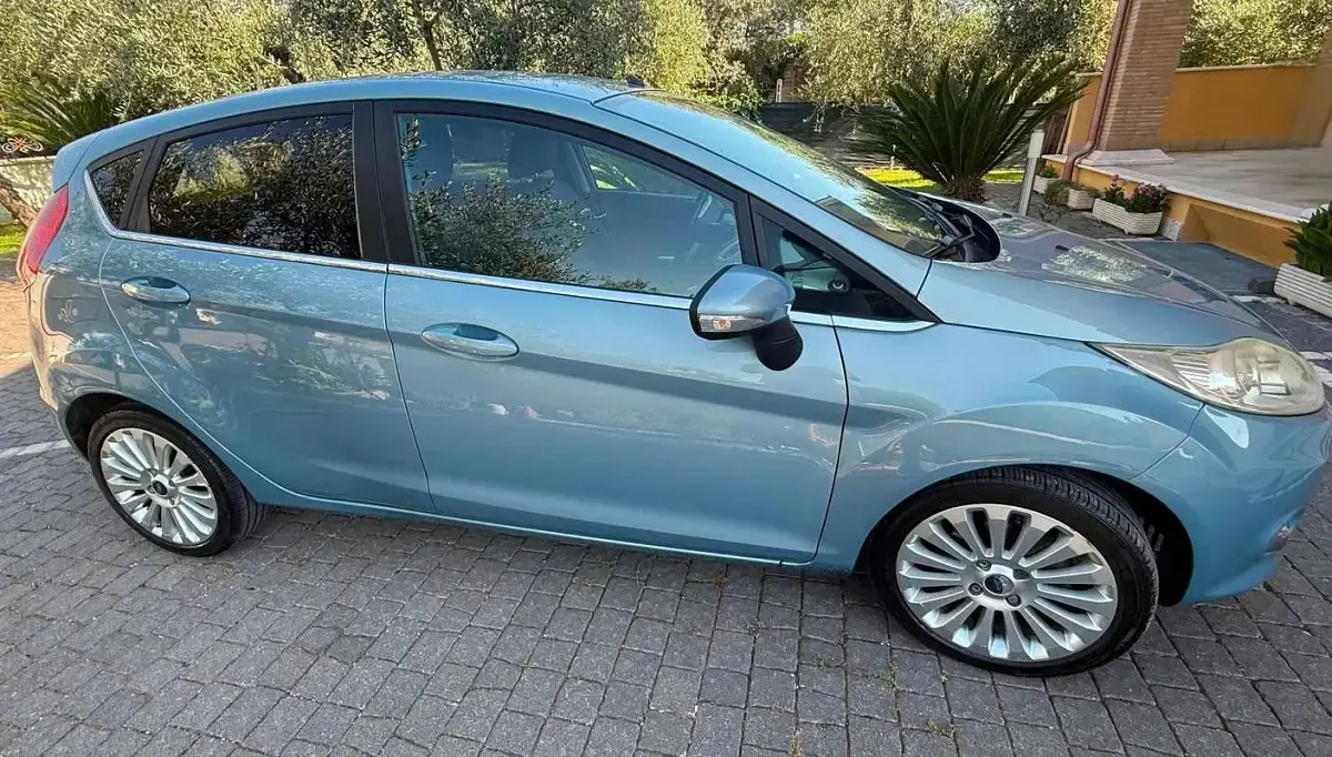 Usata Ford Fiesta Titanium 82 CV (60 kW) 2009 Blu/azzurro Berlina