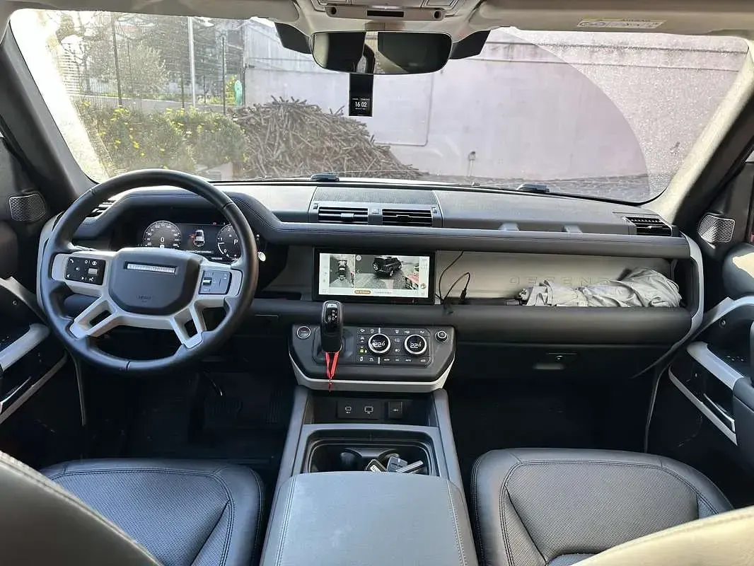 Usata Land Rover Defender SE 200 CV (147 kW) 2023 SUV