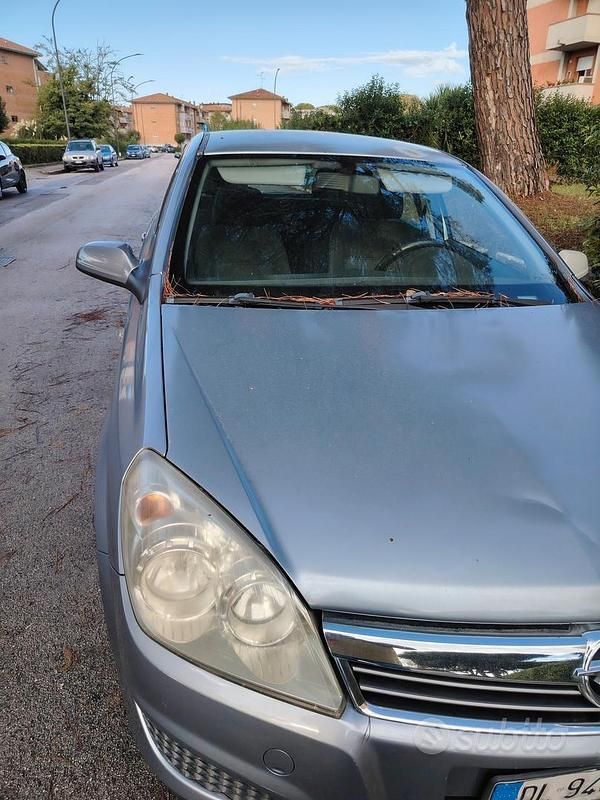 Usata 2007 Opel Astra Tre volumi | 800 € (Super prezzo) - Immagine 1/2