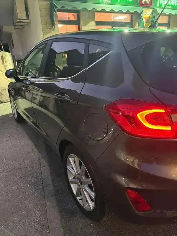 Usata Ford Fiesta 75 CV (55 kW) 2018 Grigio Utilitaria