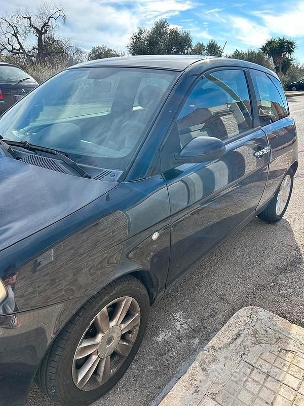 Usata Lancia Ypsilon 80 CV (58 kW) 2004 Nero Utilitaria