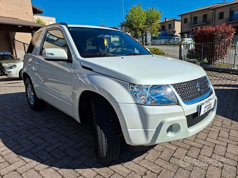 Second-hand Suzuki Grand Vitara 129 CP (94 kW) 2011 Alb SUV