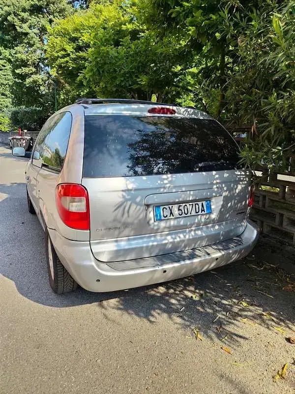 Usata Chrysler Voyager 150 CV (110 kW) 2005 Grigio Monovolume