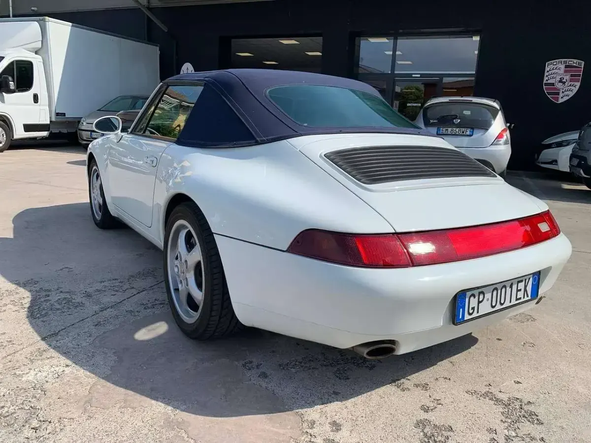 Usata Porsche 911 Carrera 4 Cabriolet 272 CV (200 kW) 1995 Bianco pastello Cabrio