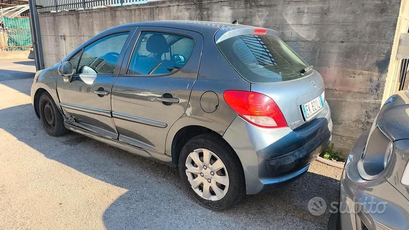 Nero Usata 2011 Peugeot 207 Active Tre volumi | 1300 € (Super prezzo) - Immagine 1/4