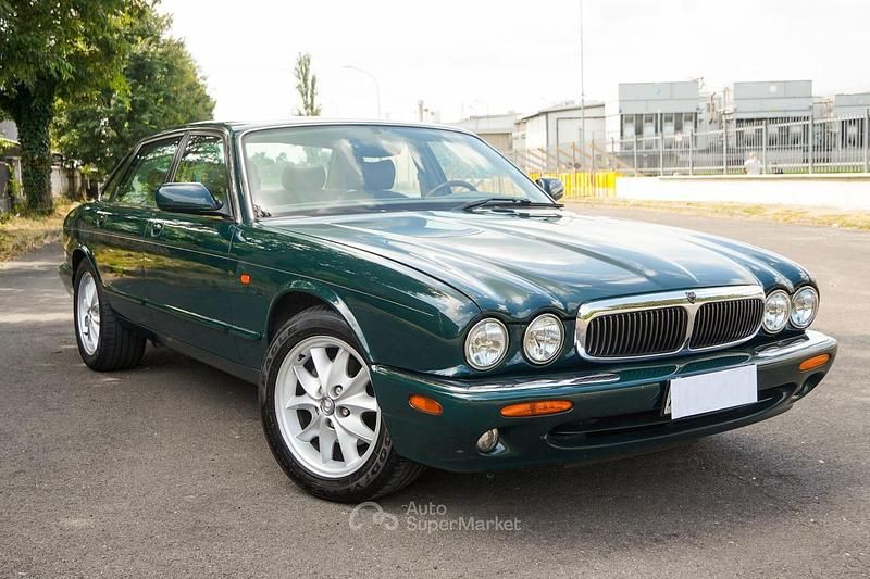 Usata Jaguar XJ8 Executive 237 CV (174 kW) 1998 Verde Berlina