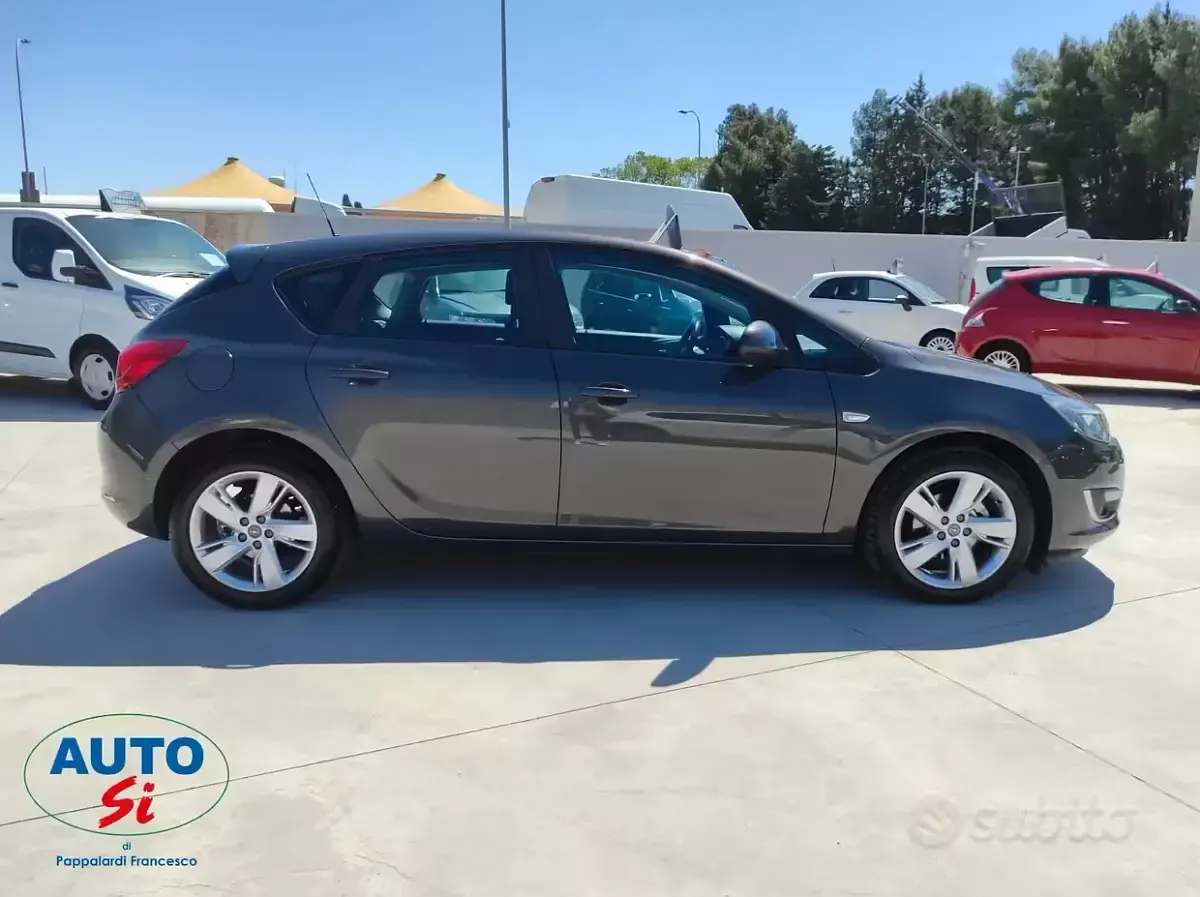 Usata Opel Astra 140 CV (102 kW) 2013 Grigio Berlina