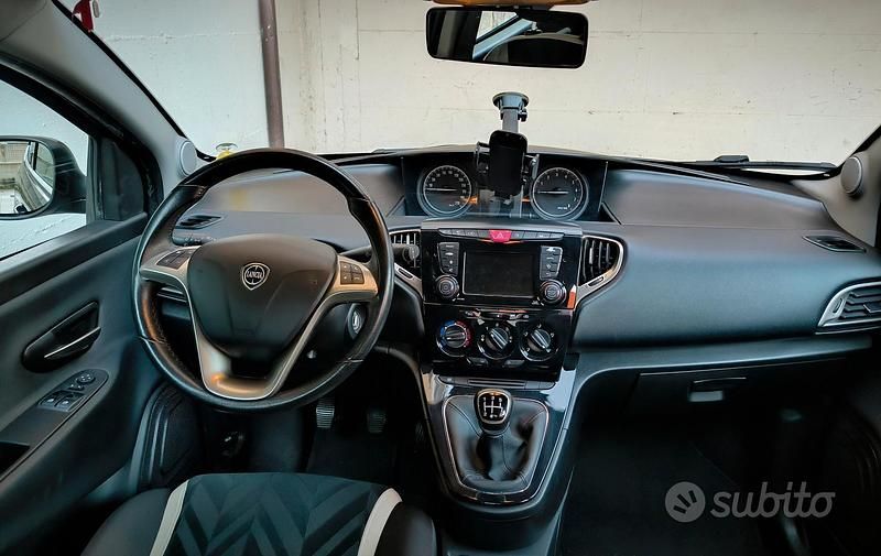 Usata Lancia Ypsilon Platinum 69 CV (50 kW) 2017 Nero Utilitaria