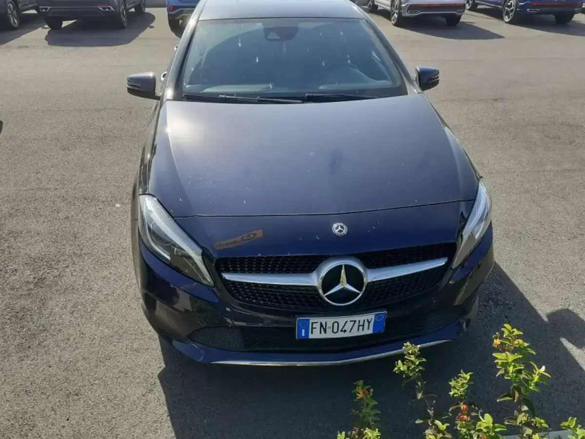 Usata Mercedes A180 109 CV (80 kW) 2018 Blu/azzurro Berlina