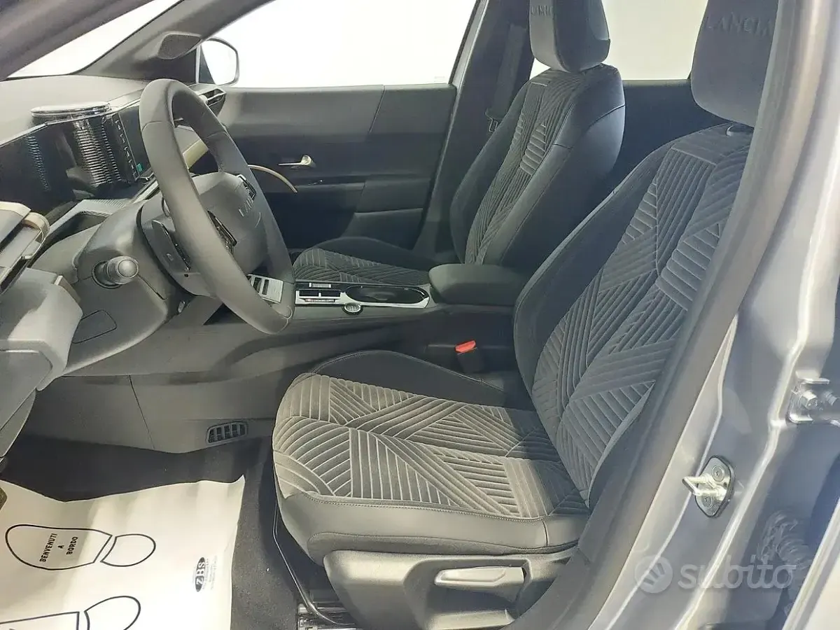 Nuova Lancia Ypsilon 101 CV (74 kW) 2025 Argento Utilitaria