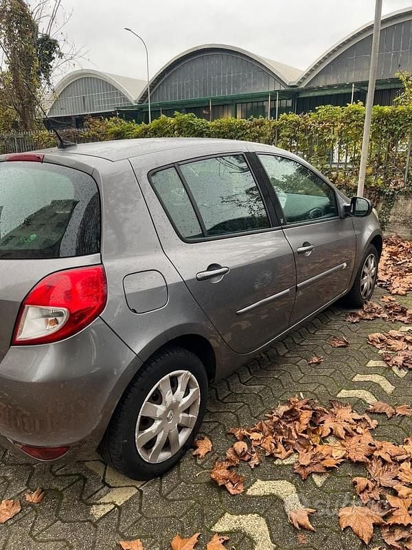 Usata Renault Clio II 75 CV (55 kW) 2011 Berlina