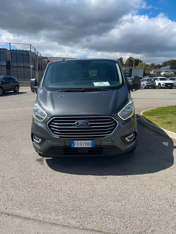 Usata Ford Tourneo Titanium 169 CV (124 kW) 2018 Grigio Monovolume