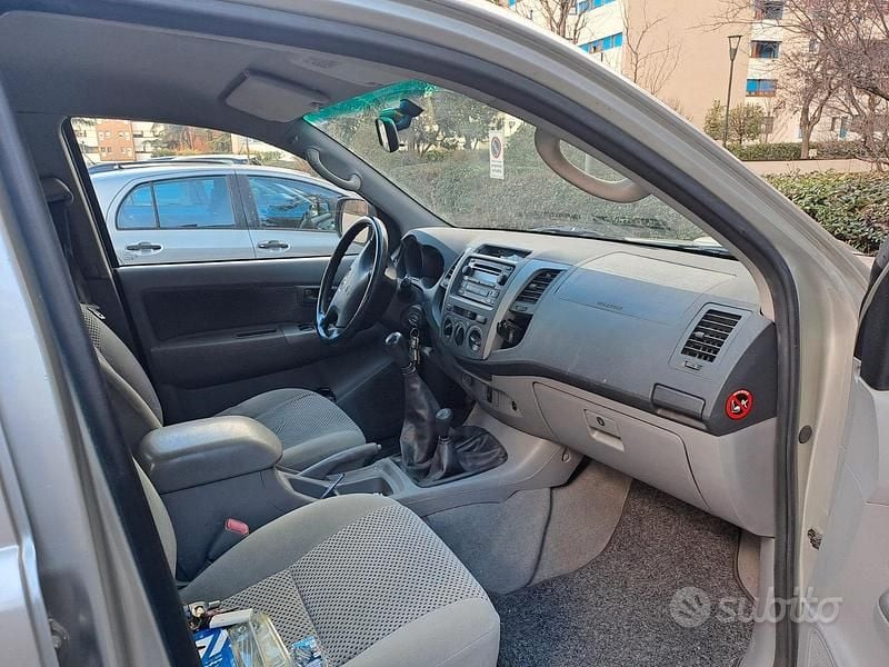 Usata Toyota HiLux 171 CV (125 kW) 2007 Grigio Pick-up
