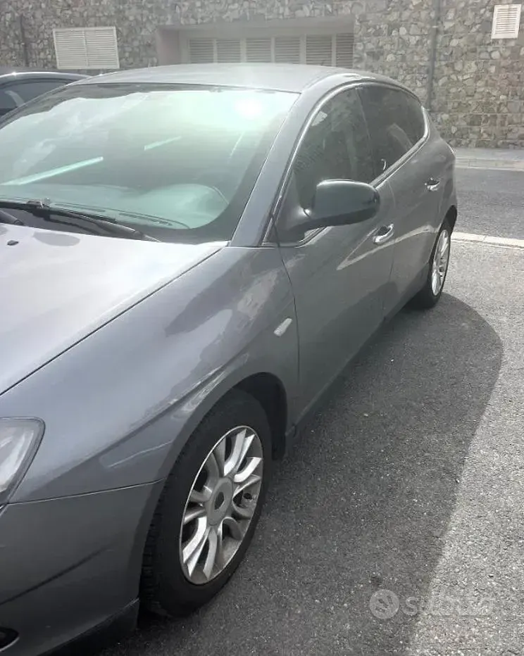 Usata Lancia Delta 120 CV (88 kW) 2012 Grigio Utilitaria