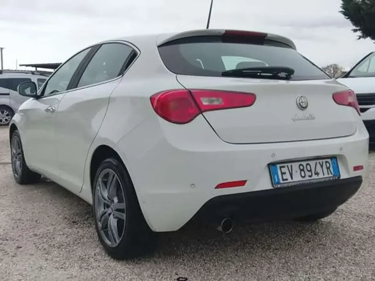 Usata Alfa Romeo Giulietta Progression 105 CV (77 kW) 2014 Bianco Utilitaria
