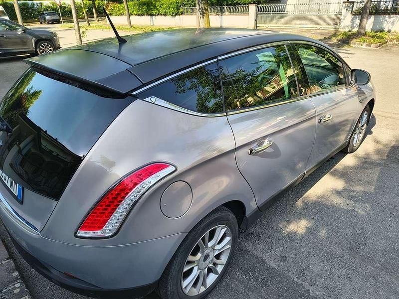 Usata Lancia Delta Gold 165 CV (121 kW) 2011 Argento Utilitaria