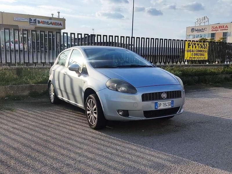 Argento Usata 2008 Fiat Grande Punto Active Due volumi | 3300 € (Buon prezzo) - Immagine 1/4