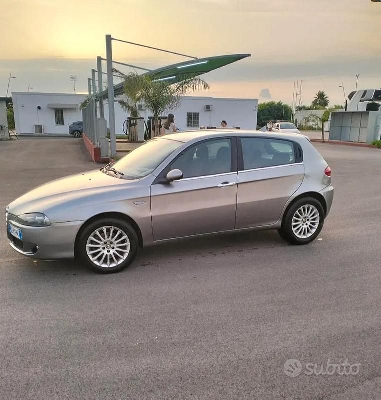 Usata Alfa Romeo 147 150 CV (110 kW) 2006 Grigio Utilitaria