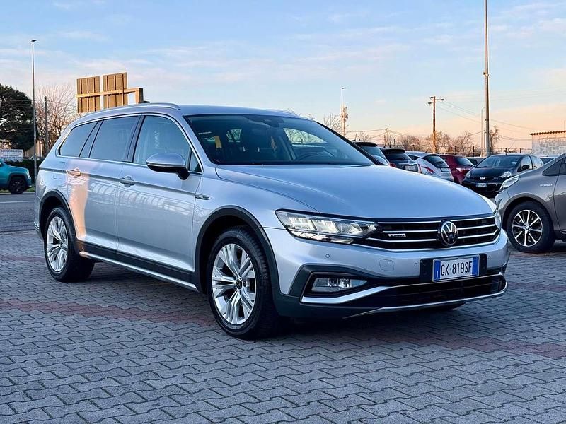 Usata VW Passat Alltrack 200 CV (147 kW) 2022 Argento Station wagon
