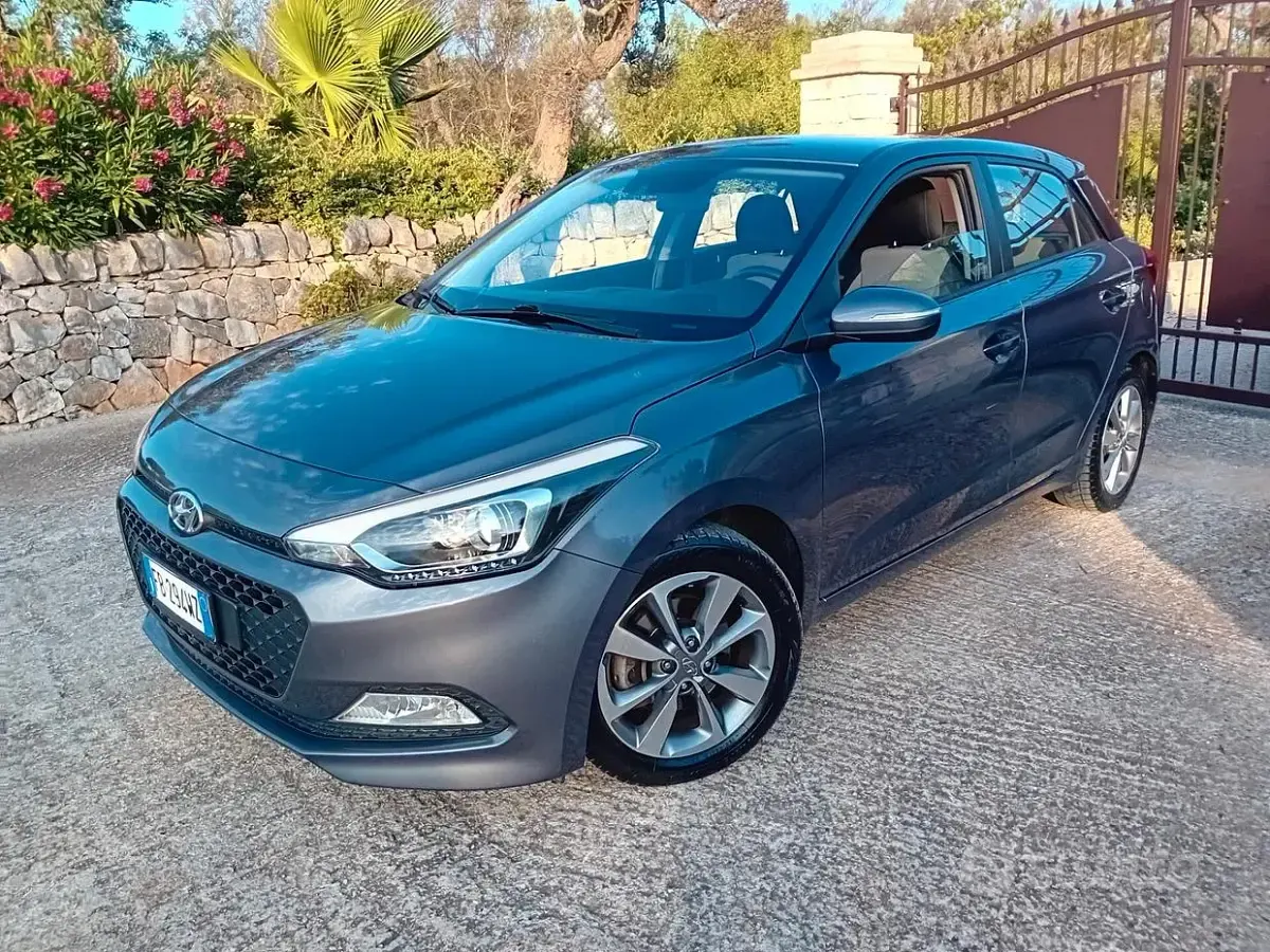 Usata Hyundai i20 Comfort 75 CV (55 kW) 2016 Grigio Berlina