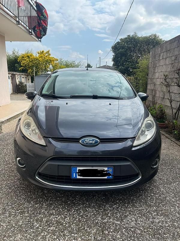 Usata Ford Fiesta 68 CV (50 kW) 2009 Grigio Utilitaria