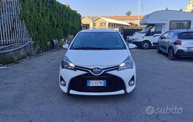 Usata Toyota Yaris Hybrid Active 73 CV (53 kW) 2016 Bianco Berlina