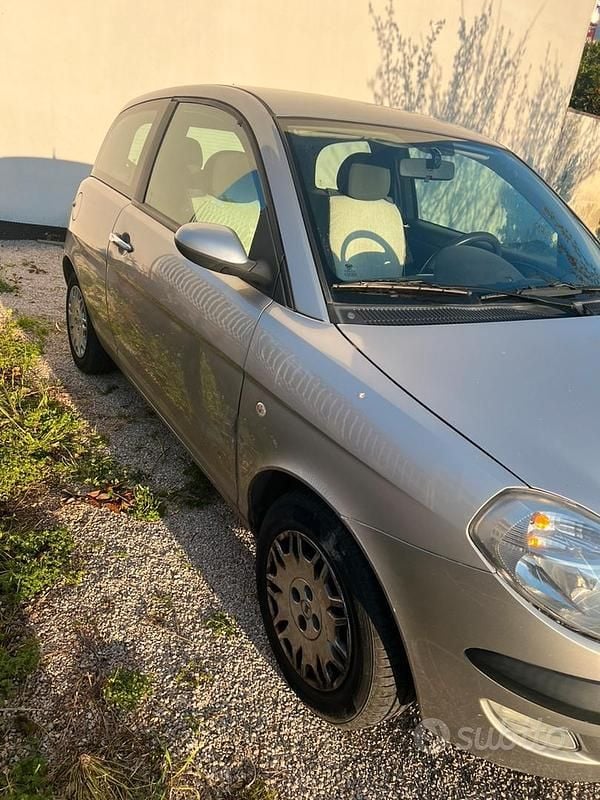 Usata Lancia Ypsilon 70 CV (51 kW) 2005 Grigio Utilitaria