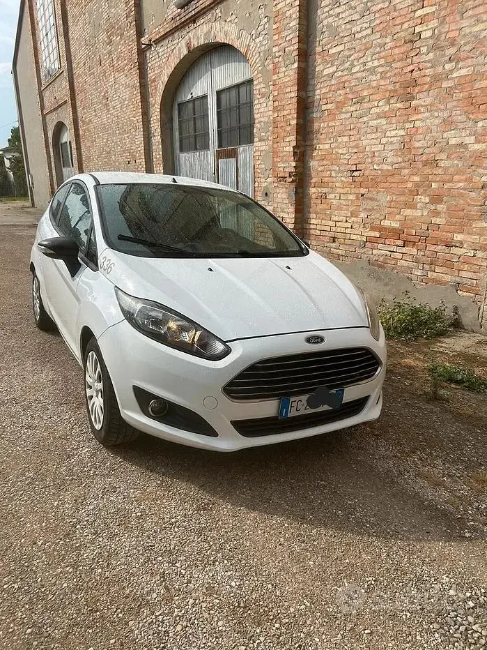 Usata Ford Fiesta Business Edition 75 CV (55 kW) 2016 Bianco Utilitaria