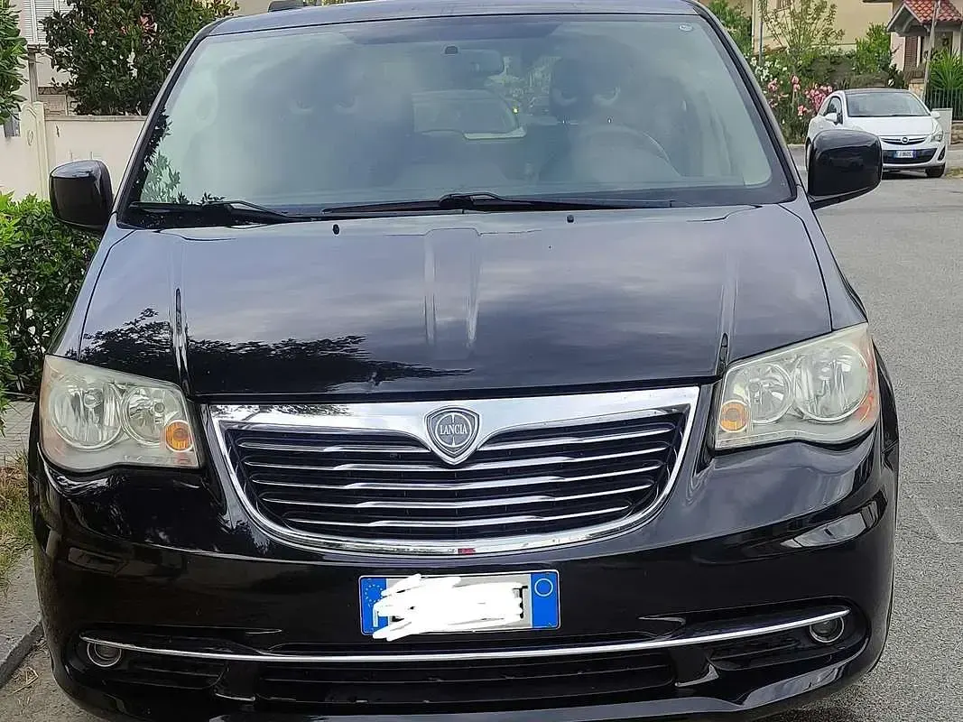 Usata Lancia Voyager Gold 163 CV (119 kW) 2013 Nero Monovolume