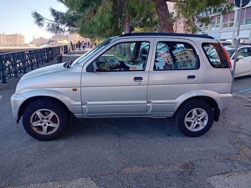 Usata Daihatsu Terios 86 CV (63 kW) 2003 Argento SUV