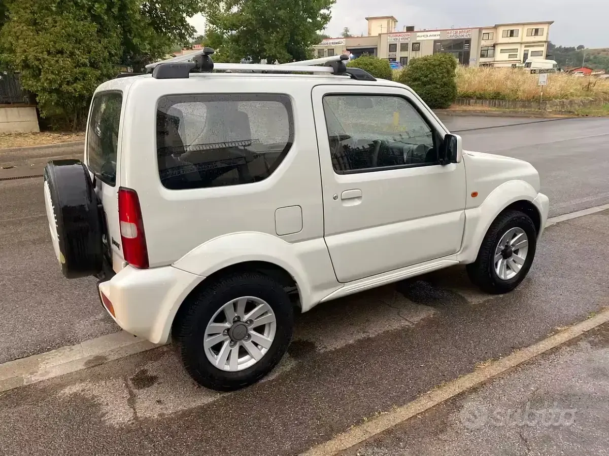 Usata Suzuki Jimny 85 CV (62 kW) 2010 Bianco SUV