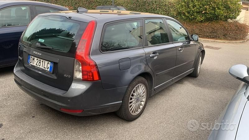 Grigio Usata 2007 Volvo V50 Momentum Station wagon | 3500 € (Cara) - Immagine 1/4