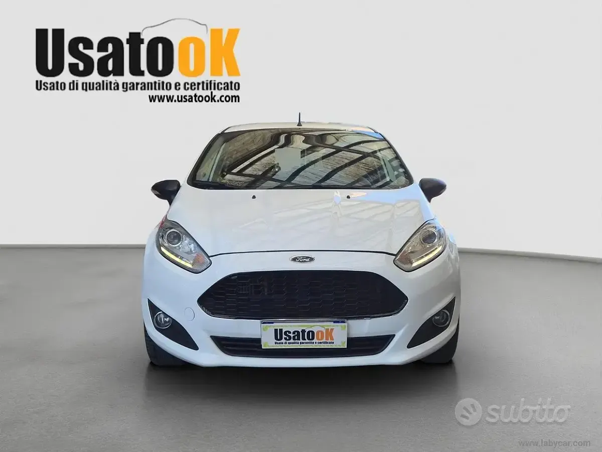 Usata Ford Fiesta 101 CV (74 kW) 2015 Bianco Utilitaria