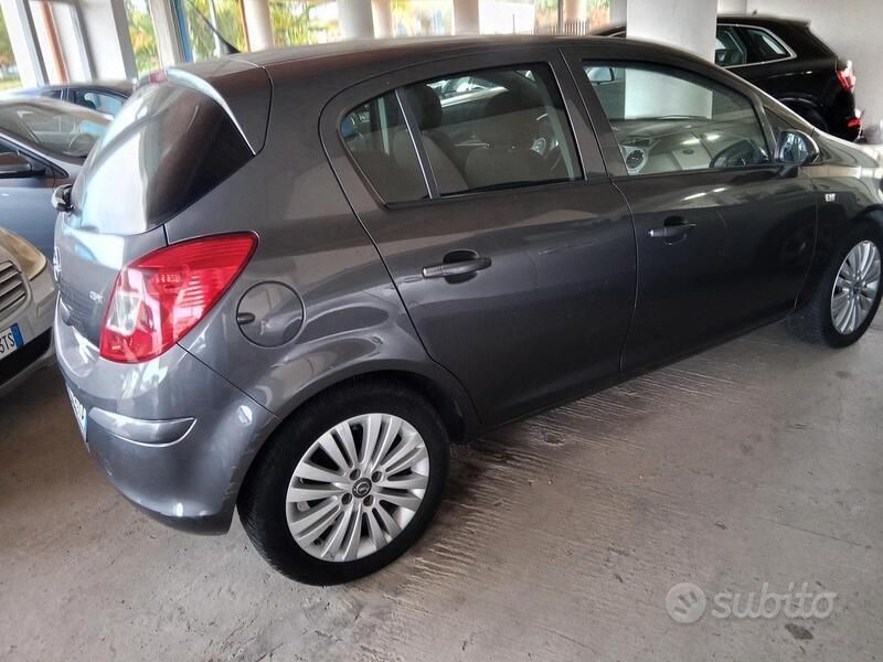 Usata Opel Corsa Sport 75 CV (55 kW) 2012 Grigio Berlina