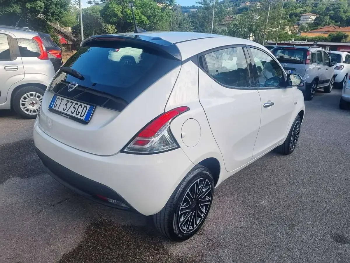 Usata Lancia Ypsilon Gold 69 CV (50 kW) 2024 Bianco Utilitaria