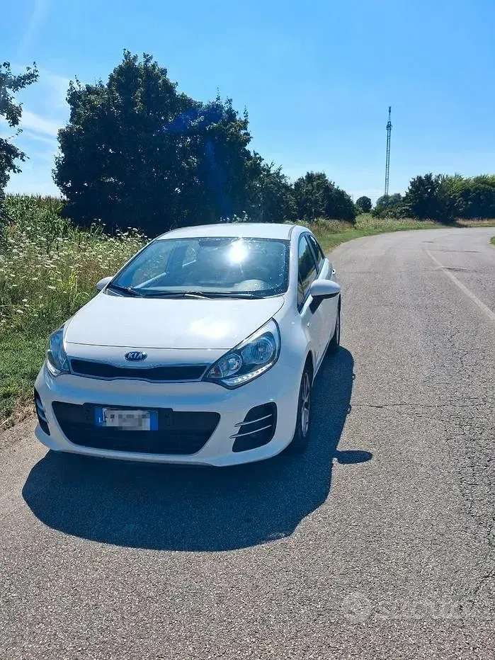 Usata Kia Rio 75 CV (55 kW) 2015 Bianco Berlina