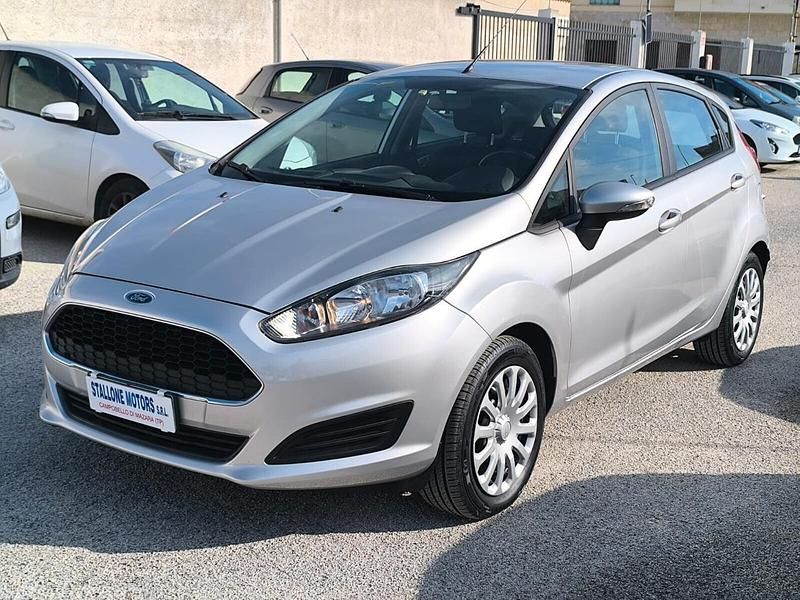 Usata Ford Fiesta 75 CV (55 kW) 2017 Argento Berlina