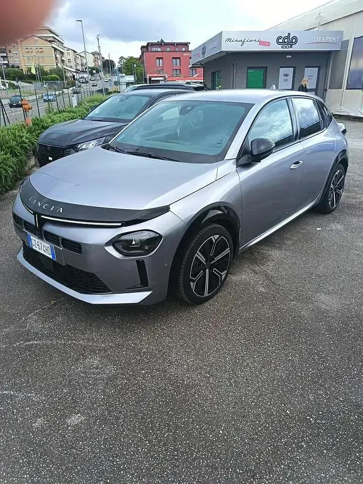 Usata Lancia Ypsilon 101 CV (74 kW) 2025 Grigio Utilitaria