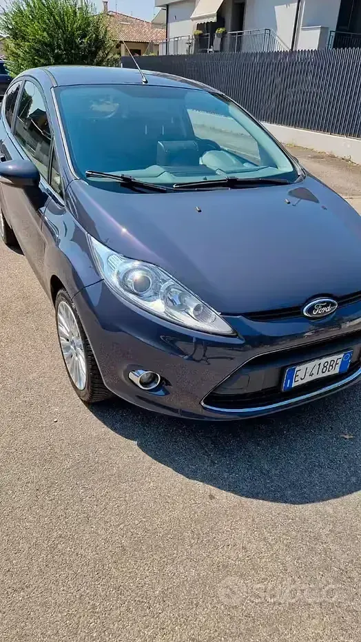 Usata Ford Fiesta Titanium 82 CV (60 kW) 2011 Bluazzurro Berlina