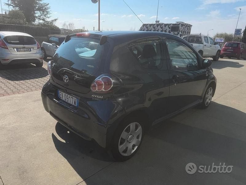 Usata Toyota Aygo Connect Style 67 CV (49 kW) 2014 Grigio Utilitaria