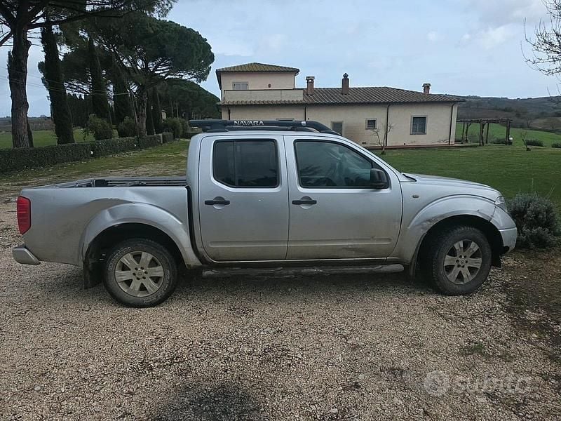 Usata Nissan Navara 174 CV (127 kW) 2005 Grigio Pick-up