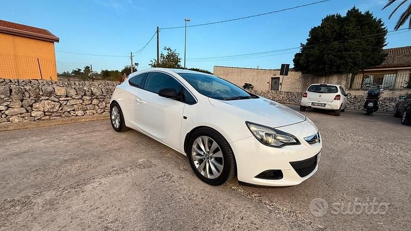 Usata Opel Astra GTC 130 CV (95 kW) 2012 Coupé