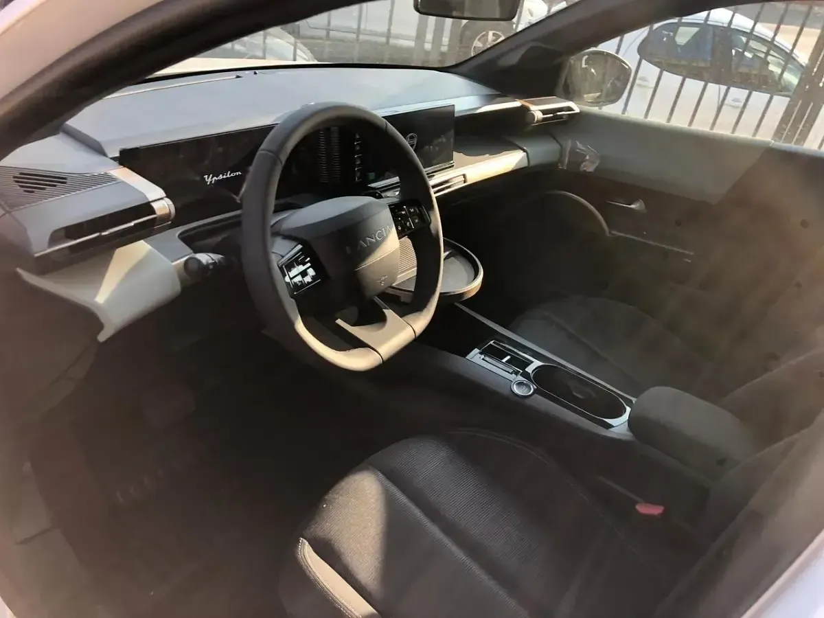 Nuova Lancia Ypsilon 100 CV (73 kW) 2026 Bianco Utilitaria