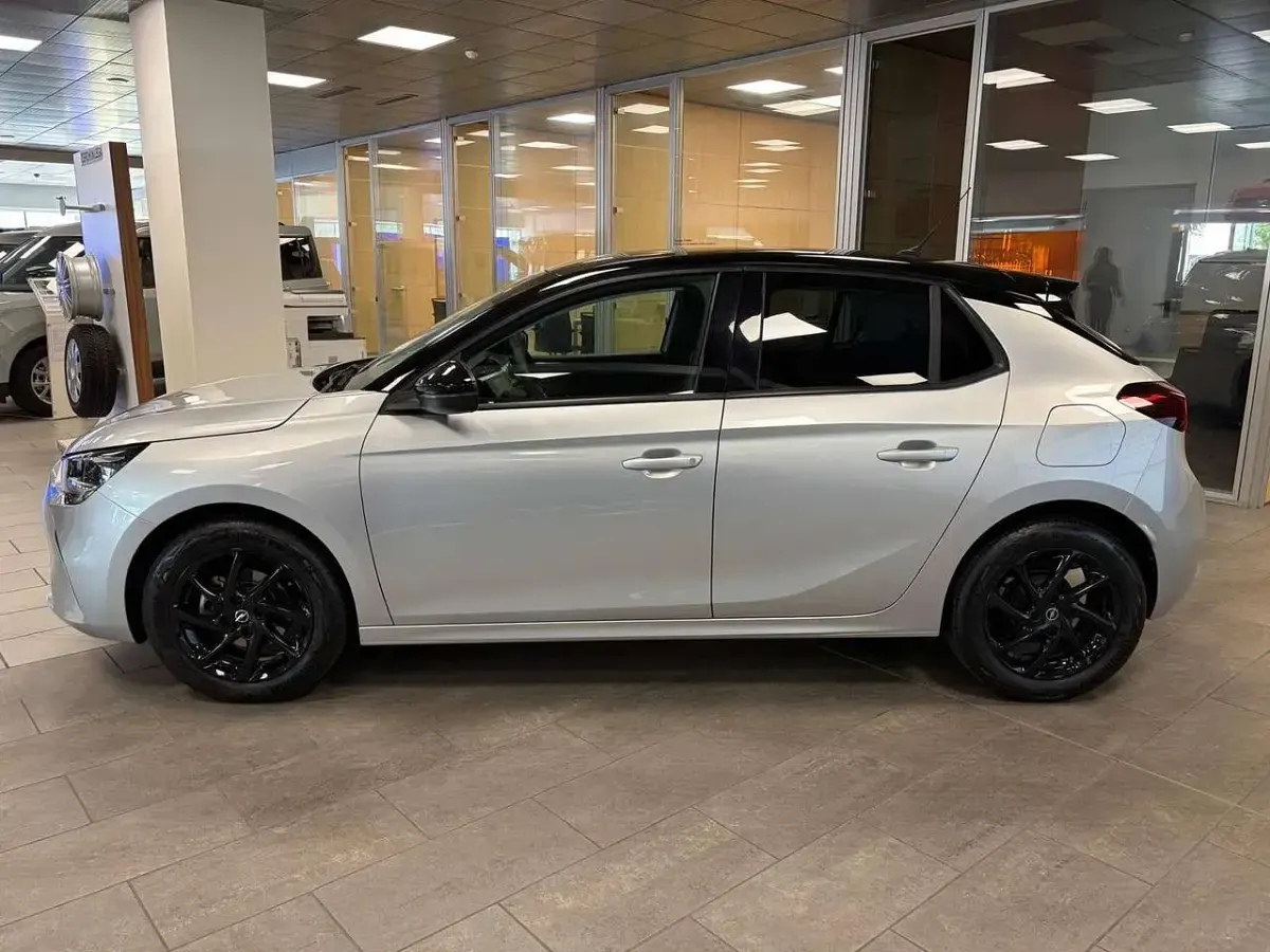 Usata Opel Corsa Design & Tech 75 CV (55 kW) 2023 Argento / tetto nero Utilitaria
