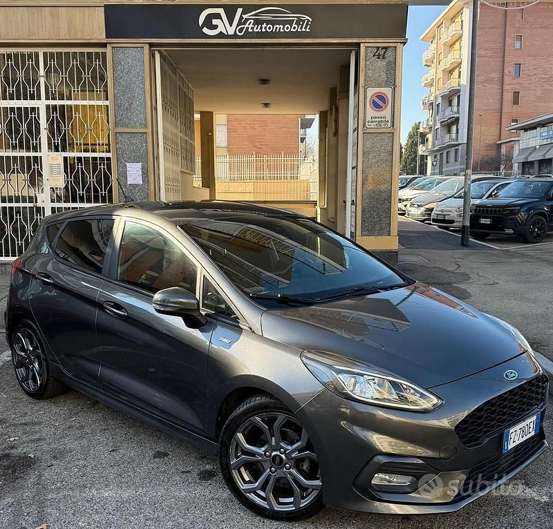 Grigio Usata 2019 Ford Fiesta ST-Line Tre volumi | 10.700 € (Buon prezzo) - Immagine 1/4