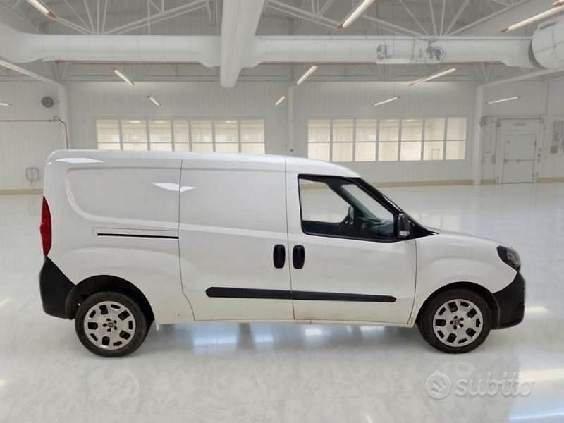Usata Fiat Doblò S 105 CV (77 kW) 2022 Bianco Monovolume