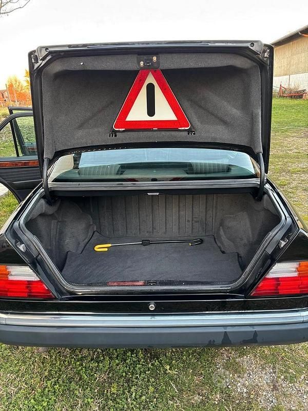 Usata Mercedes E200 122 CV (89 kW) 1991 Nero Berlina