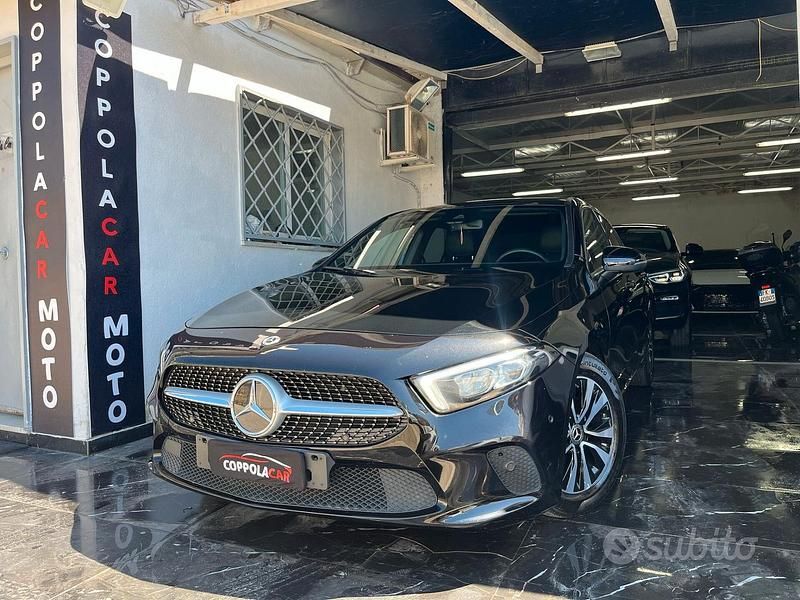 Nero Usata 2021 Mercedes A180 Tre volumi | 21.999 € (Buon prezzo) - Immagine 1/4