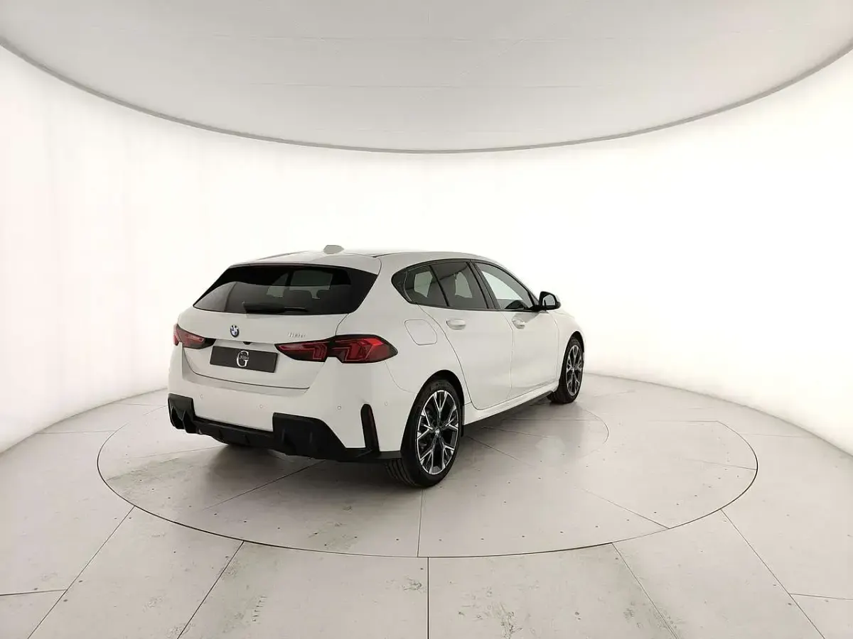 Nuova BMW 118 150 CV (110 kW) 2026 Alpin white pastello Utilitaria